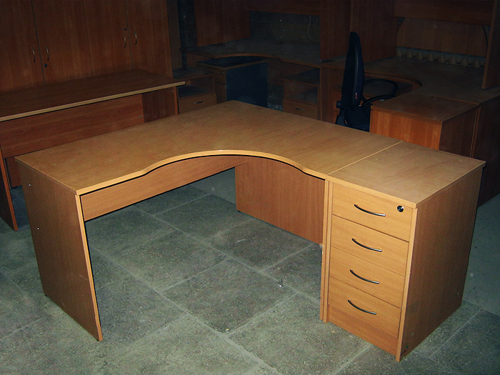 Офисная мебель б у куплю. Сломанный стол. Сломанный компьютерный стол. Старая офисная мебель. Списанная офисная мебель.