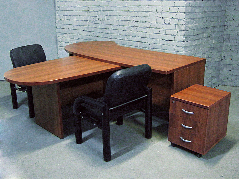 Купить офисную мебель б у. Ликвидация офисной мебели. Офисная мебель столы б/у. Ликвидация офисной мебели б/у. Большой кабинет со стульями и столом.