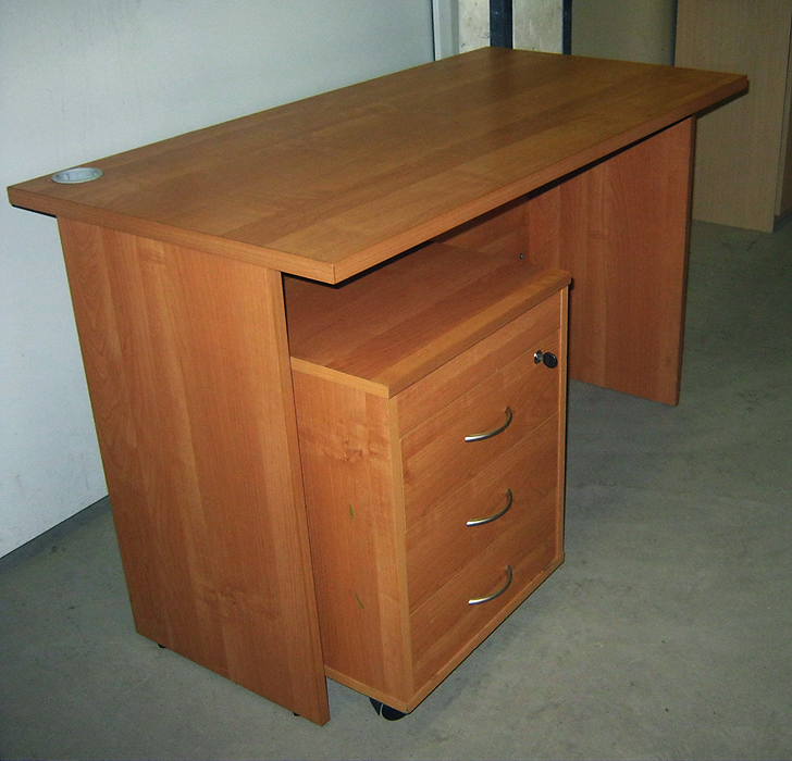 Купить офисную мебель б у. Списанная офисная мебель. Стол письменный сломанный. Сломанный офисный стол. Стол офисный СССР.