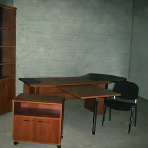 Распродаю срочно офисную мебель б/у.