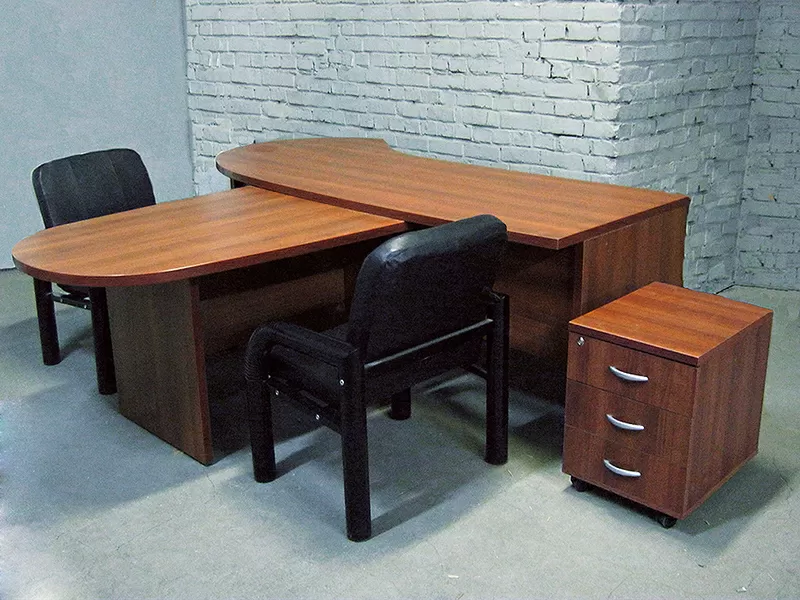 Распродаю срочно офисную мебель б/у. 2