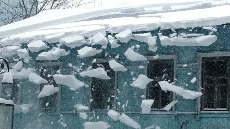 Взыскание ущерба при падении снега и льда с крыши в Москве