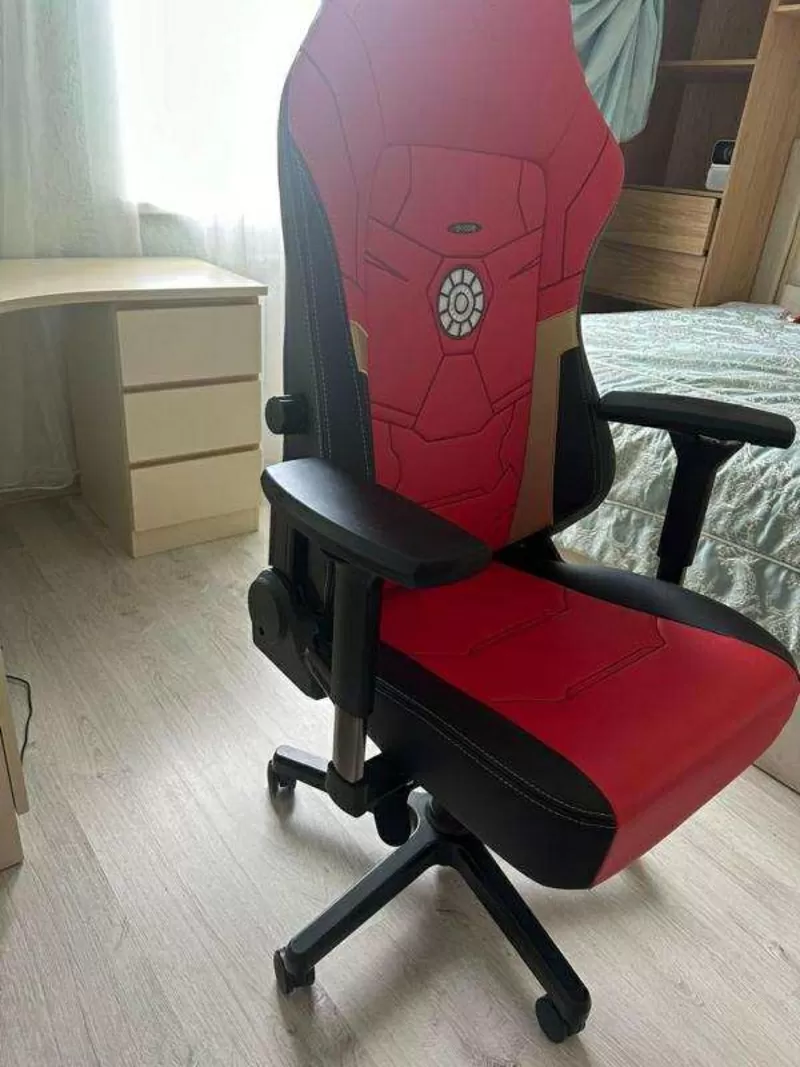 Noblechairs компьютерное кресло в стилистике «Железного человека» MARVEL в идеальном состоянии 3